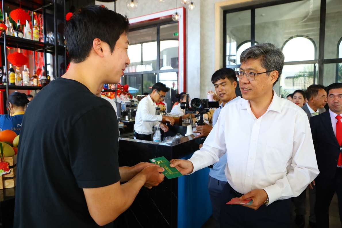 Bình Thuận: Chúc Tết đón những vị khách du lịch trong ngày đầu tiên