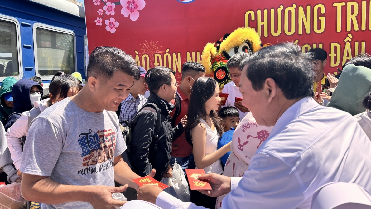 Bình Thuận: Chúc Tết đón những vị khách du lịch trong ngày đầu tiên