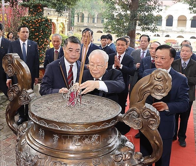 Tổng Bí thư Nguyễn Phú Trọng dâng hương tại Điện Kính Thiên, Khu di tích Hoàng thành Thăng Long-Di sản văn hóa thế giới. Ảnh: Trí Dũng/TTXVN