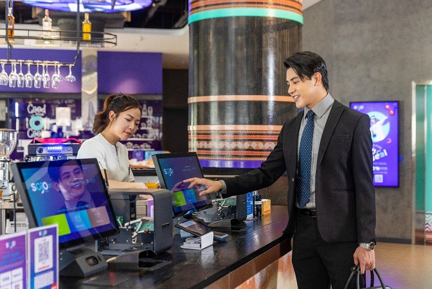 Khách lưu trú check in tại khách sạn SOJO Hotels