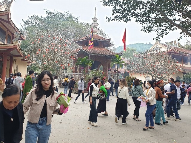 Đầu năm hàng vạn du khách thăm viếng đền thờ Cầm Bá Thước và Bà chúa Thượng Ngàn