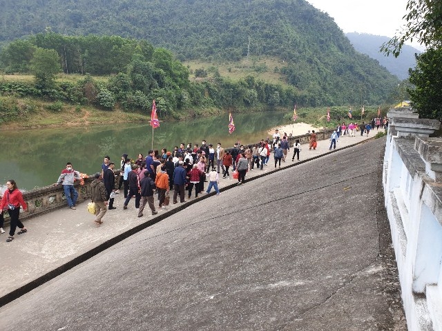 Đầu năm hàng vạn du khách thăm viếng đền thờ Cầm Bá Thước và Bà chúa Thượng Ngàn