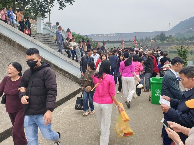 Đầu năm hàng vạn du khách thăm viếng đền thờ Cầm Bá Thước và Bà chúa Thượng Ngàn