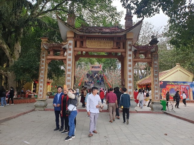 Đầu năm hàng vạn du khách thăm viếng đền thờ Cầm Bá Thước và Bà chúa Thượng Ngàn