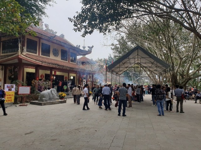 Đầu năm hàng vạn du khách thăm viếng đền thờ Cầm Bá Thước và Bà chúa Thượng Ngàn