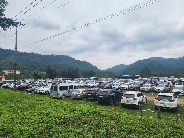 Đầu năm hàng vạn du khách thăm viếng đền thờ Cầm Bá Thước và Bà chúa Thượng Ngàn