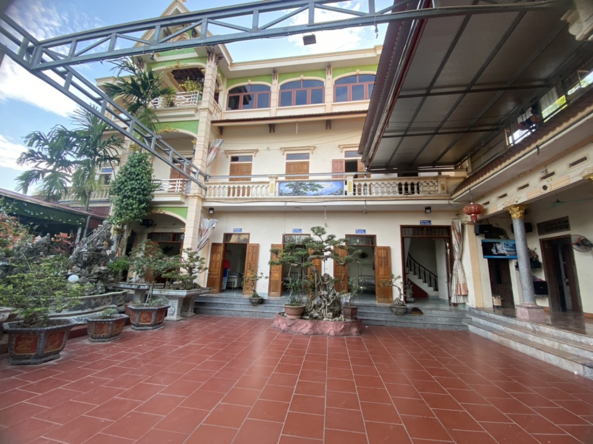 Phòng chẩn trị Y học cổ truyền Đức Tùng của lương y đa khoa Lê Đức Vọng được xây dựng khang trang, hiện đại, có chỗ ở nội trú cho bệnh nhân