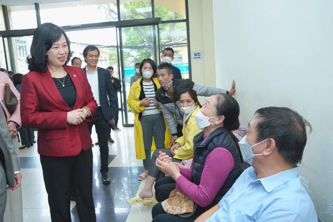 Bộ trưởng Bộ Y tế Đào Hồng Lan thăm và chúc mừng Bệnh viện Phổi Trung ương