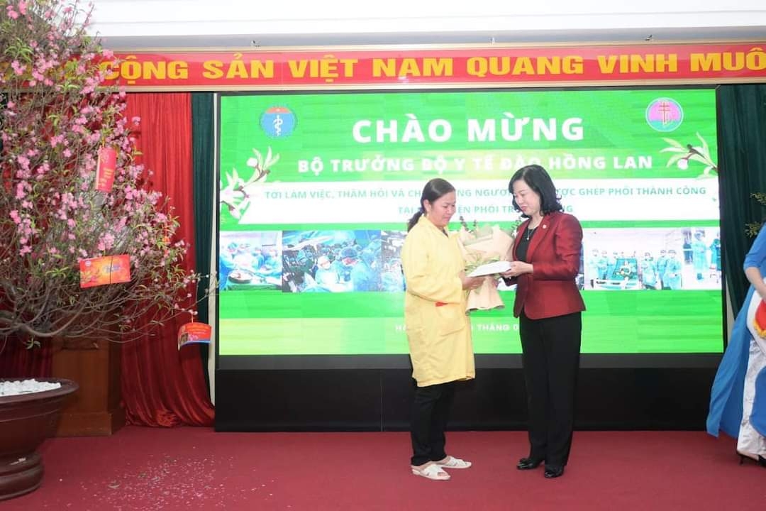 Bộ trưởng Bộ Y tế Đào Hồng Lan thăm và chúc mừng Bệnh viện Phổi Trung ương