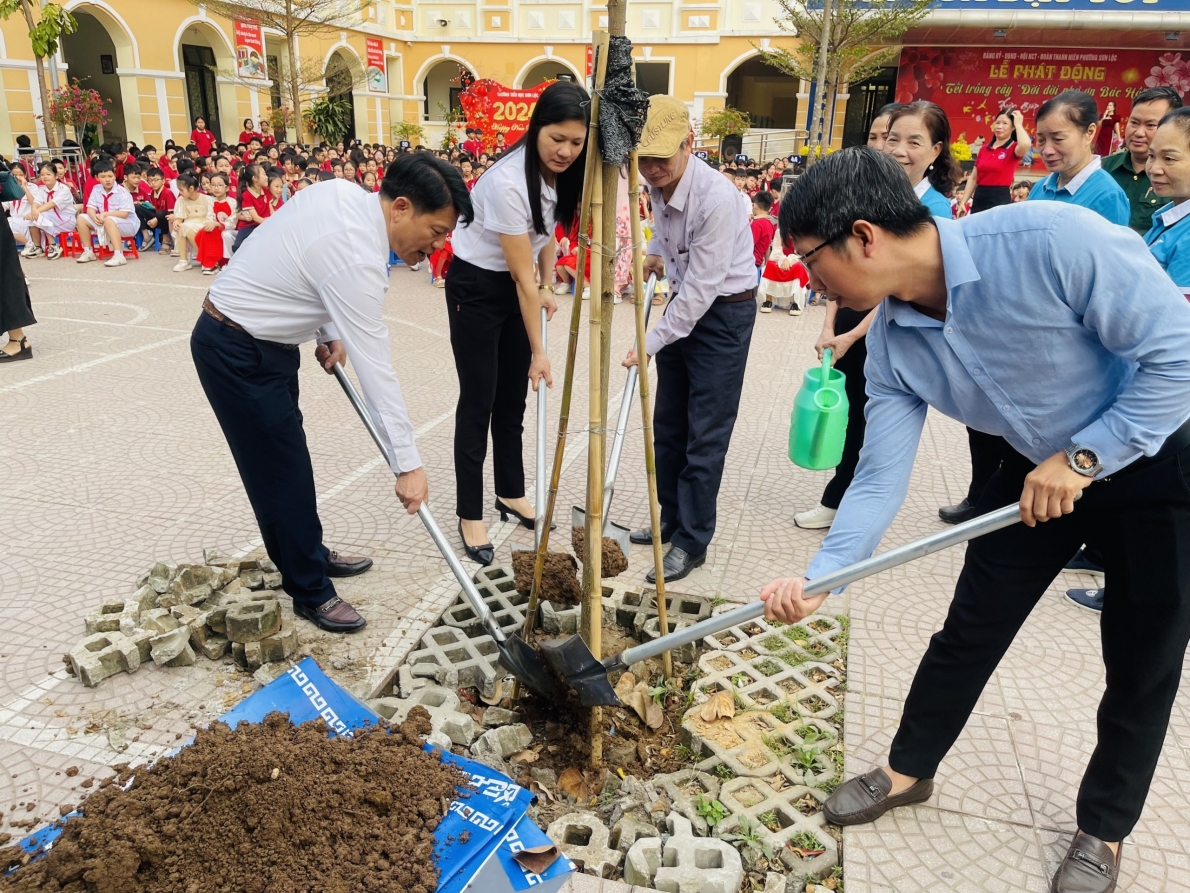 1 NCT tham gia  Tết trồng cây nhớ Bác tại Trường Tiểu học Sơn Lộc, thị xã Sơn Tây, TP Hà Nội