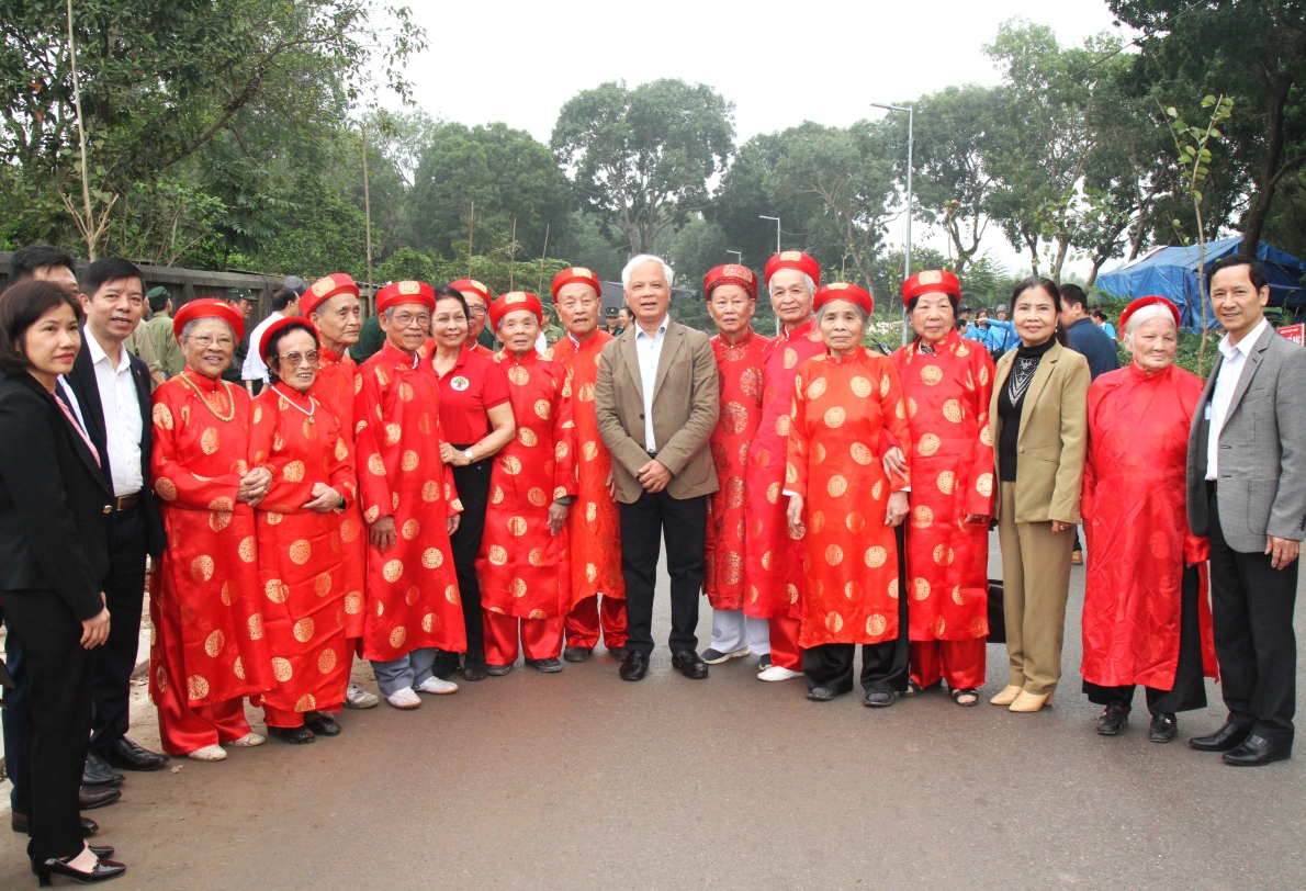 Các đại biểu chụp ảnh lưu niệm với các cụ cao niên
