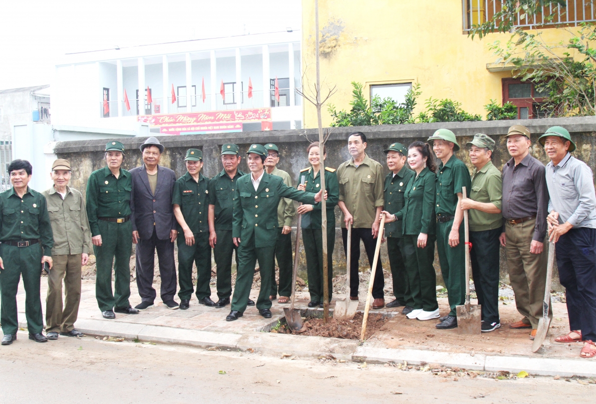 Hội viên CCB tham gia Tết trồng cây