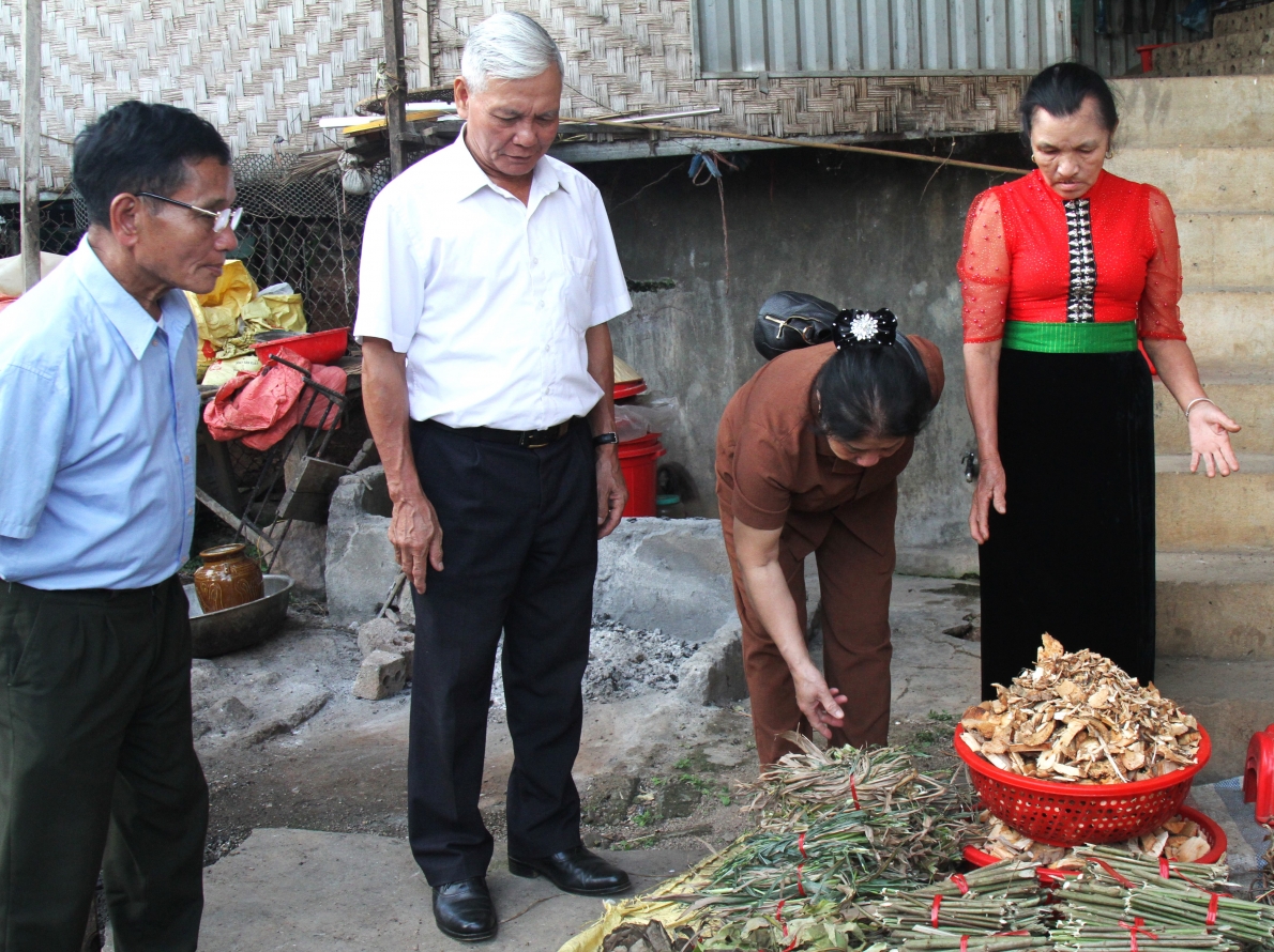 Ông Lò Hồng Phôm, người có uy tín ở cộng đồng dân cư