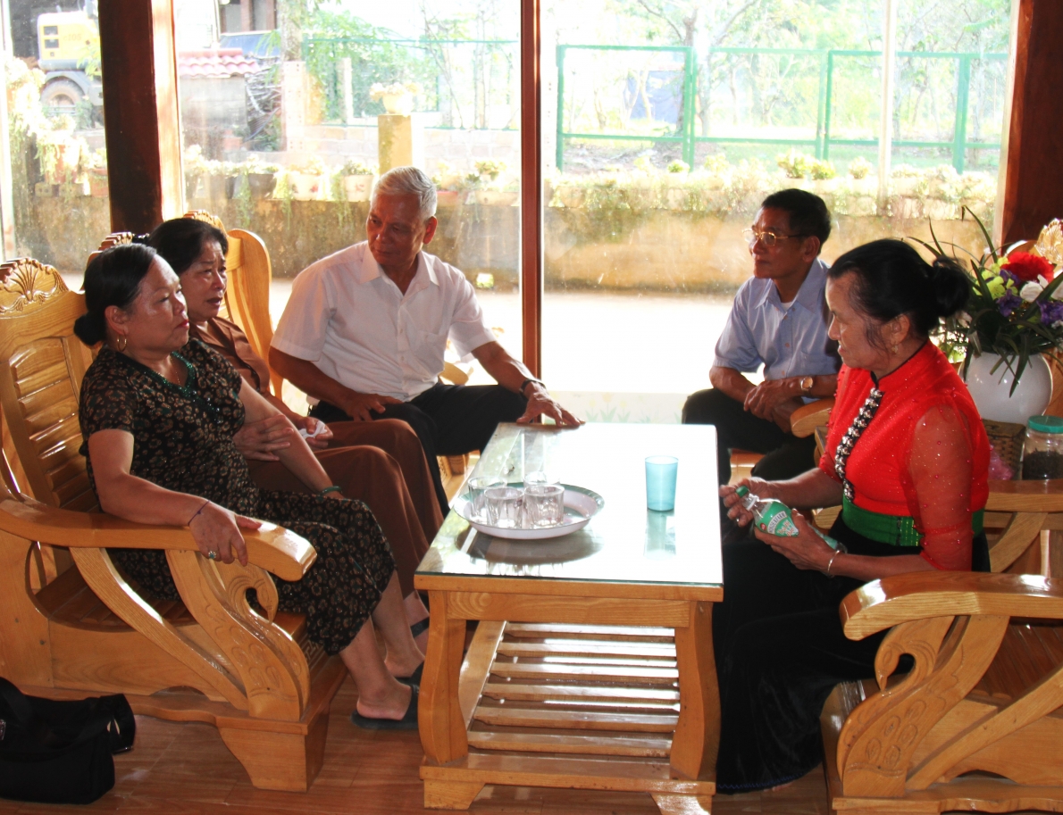 Ông Lò Hồng Phôm thăm hội viên làm kinh tế giỏi