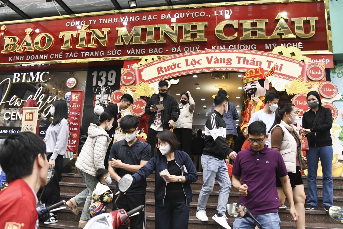 Mua vàng "rước vía" Thần Tài