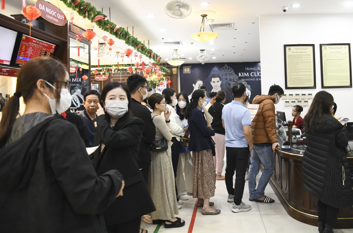 Mua vàng "rước vía" Thần Tài