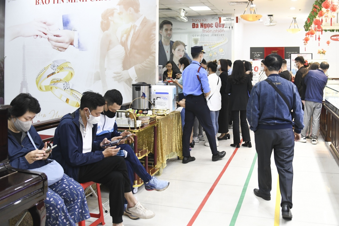 Mua vàng "rước vía" Thần Tài