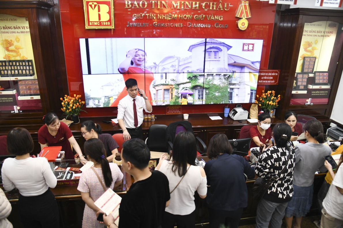 Mua vàng "rước vía" Thần Tài