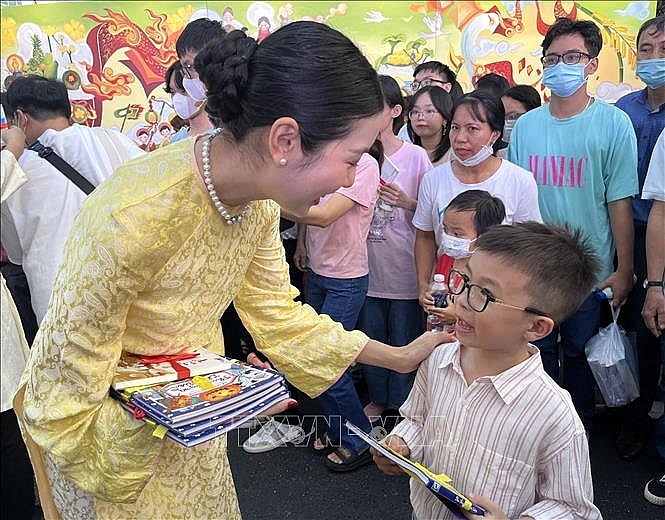 Lì xì sách cho bạn đọc trong ngày đầu năm.