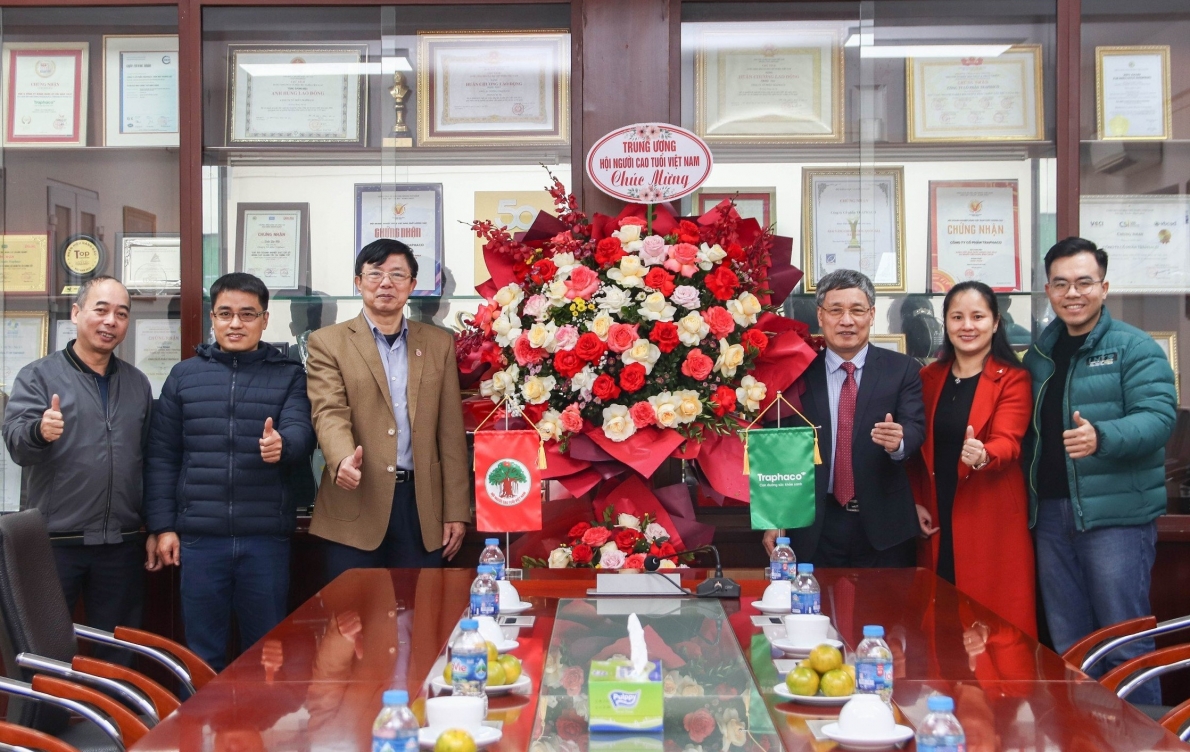 Trung ương Hội NCT Việt Nam tặng hoa chúc mừng Công ty CP Dược phẩm Traphaco