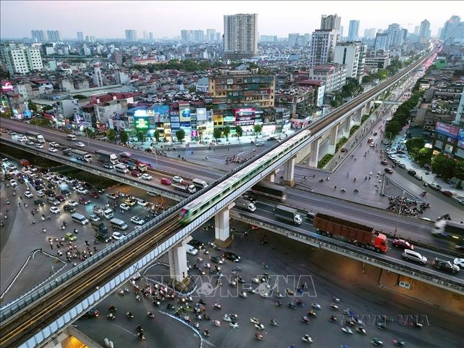 Tàu điện trên cao Cát Linh - Hà Đông (Hà Nội) đi qua nút giao 4 tầng Nguyễn Trãi - Vành đai 3. Ảnh: Tuấn Anh/TTXVN