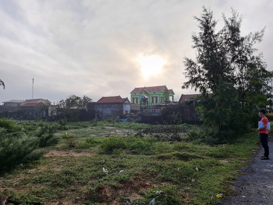Đất tranh chấp là đất vườn sử dụng để trồng khoai, trồng sắn. Phần đất tranh chấp có chuồng bò của gia đình ông Tài, do gia đình ông Ân cho làm nhờ trên đó. Sơ đồ các thửa đất kèm theo Bản án số: 59/2023/DS-ST của TAND tỉnh Quảng Bình. Đất tranh chấp là đất vườn sử dụng để trồng khoai, trồng sắn. Phần đất tranh chấp có chuồng bò của gia đình ông Tài, do gia đình ông Ân cho làm nhờ trên đó. Sơ đồ các thửa đất kèm theo Bản án số: 59/2023/DS-ST của TAND tỉnh Quảng Bình.