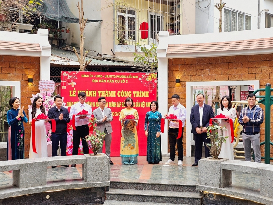     Các đại biểu thực hiện nghi lễ cắt băng khánh thành và chụp ảnh lưu niệm tại công trình sân chơi Giếng Tròn.                                                                                   Ảnh Thu Trang