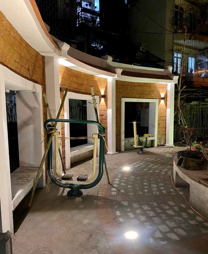 ân chơi Giếng Tròn vào buổi tối.                             Ảnh Thu Trang