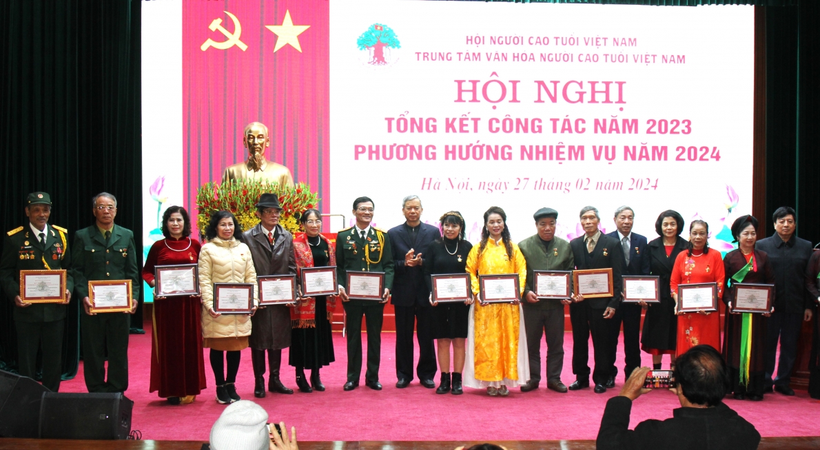 Phó Chủ tịch Phan Văn Hùng và các Ủy viên Thường vụ trao Kỉ niệm chương Vì sự nghiệp bảo vệ, chăm sóc và phát huy vai trò NCT cho các cá nhân có nhiều đống góp