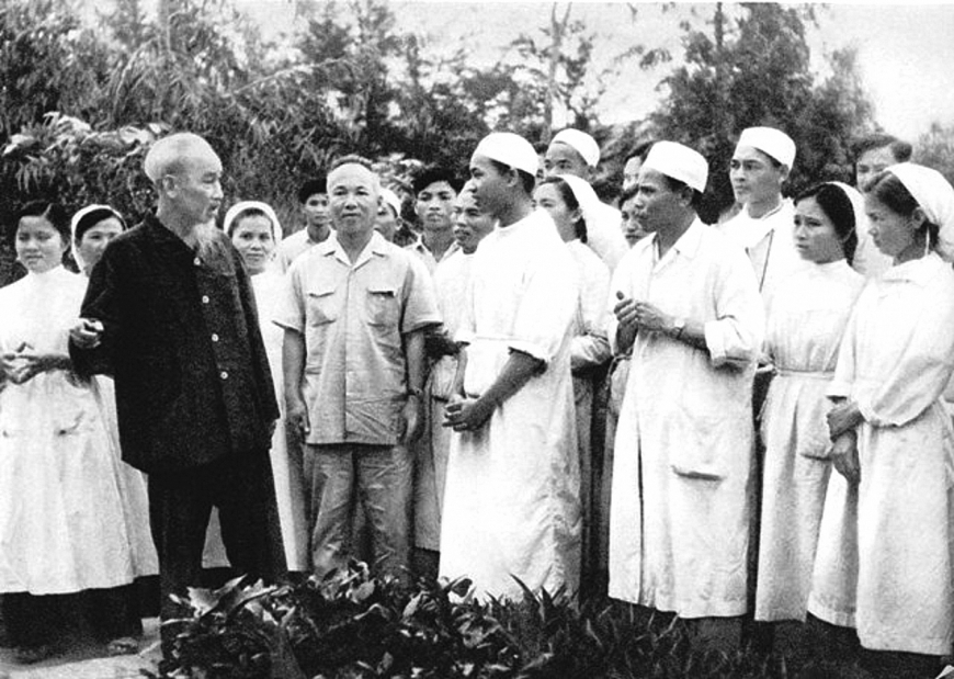 Chủ tịch Hồ Chí Minh thăm Trạm xá Vân Đình, huyện Ứng Hòa, TP Hà Nội ngày 21/3/1960.