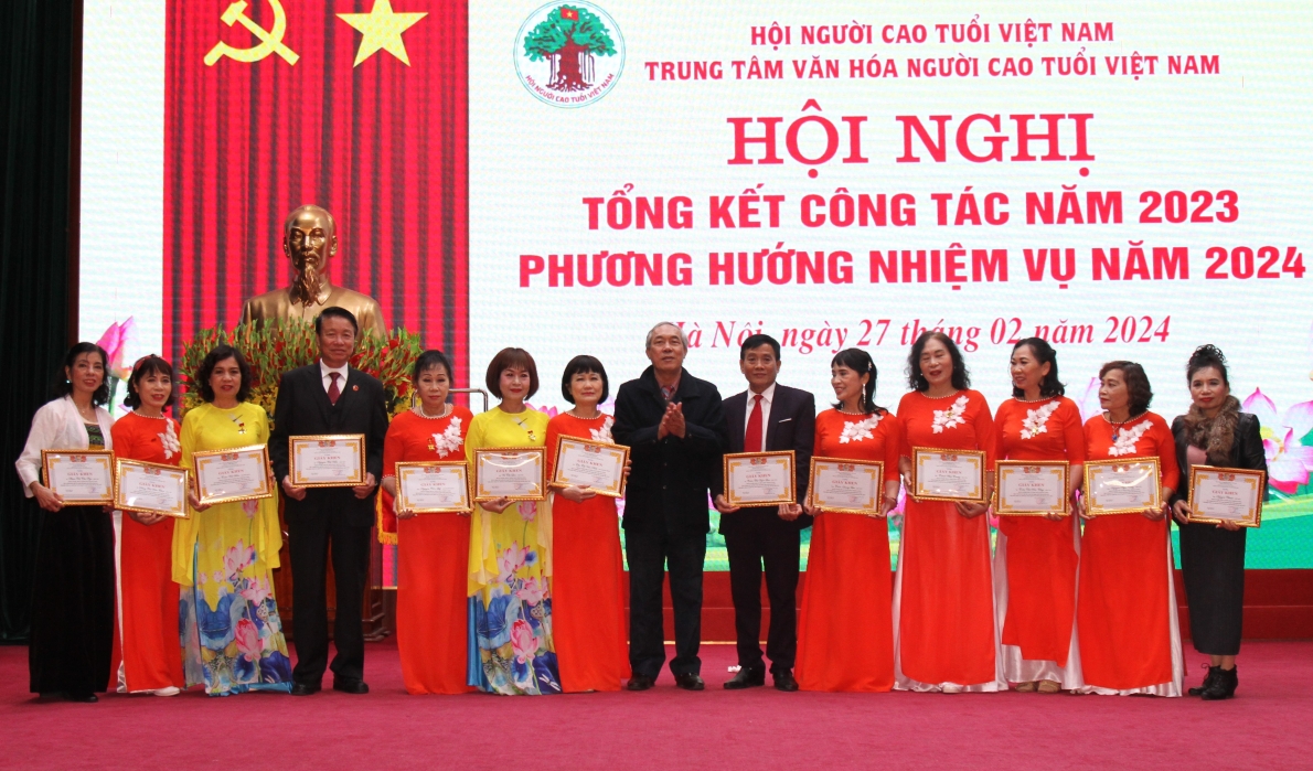 Trao Giấy khen của Giám đốc Trung tâm Văn hóa NCT Việt Nam cho các cá nhân xuất sắc