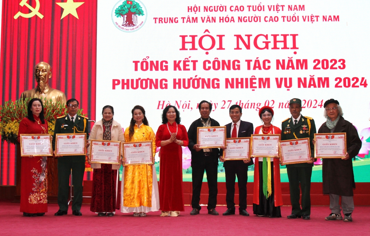 Trao Giấy khen của Giám đốc Trung tâm Văn hóa NCT Việt Nam cho các tập thể xuất sắc