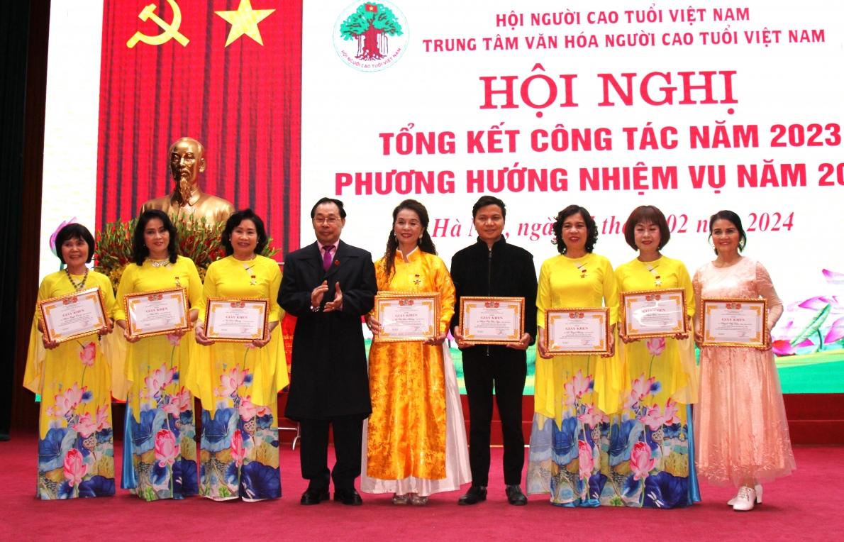 Trao Giấy khen của Giám đốc Trung tâm Văn hóa NCT Việt Nam cho các cá nhân xuất sắc