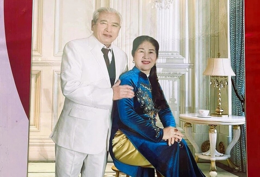 Ông Linh và bà Lan chụp ảnh cưới kỷ niệm 50 năm bên nhau