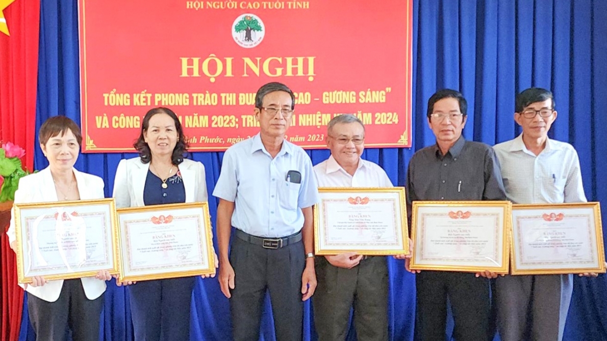 Trao Bằng khen Trung ương Hội cho các tập thể, cá nhân NCT xuất sắc tỉnh Bình Phước năm 2023