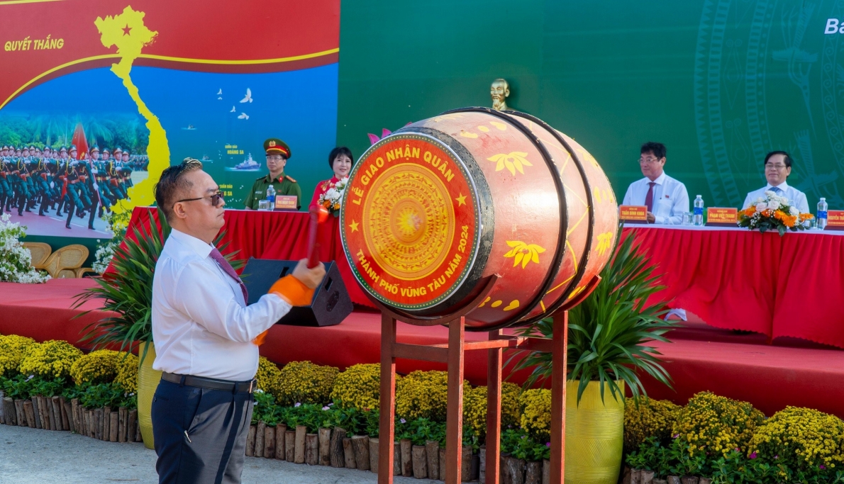 Hàng trăm thanh niên hăng hái lên đường tòng quân