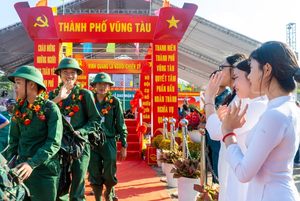 Hàng trăm thanh niên hăng hái lên đường tòng quân