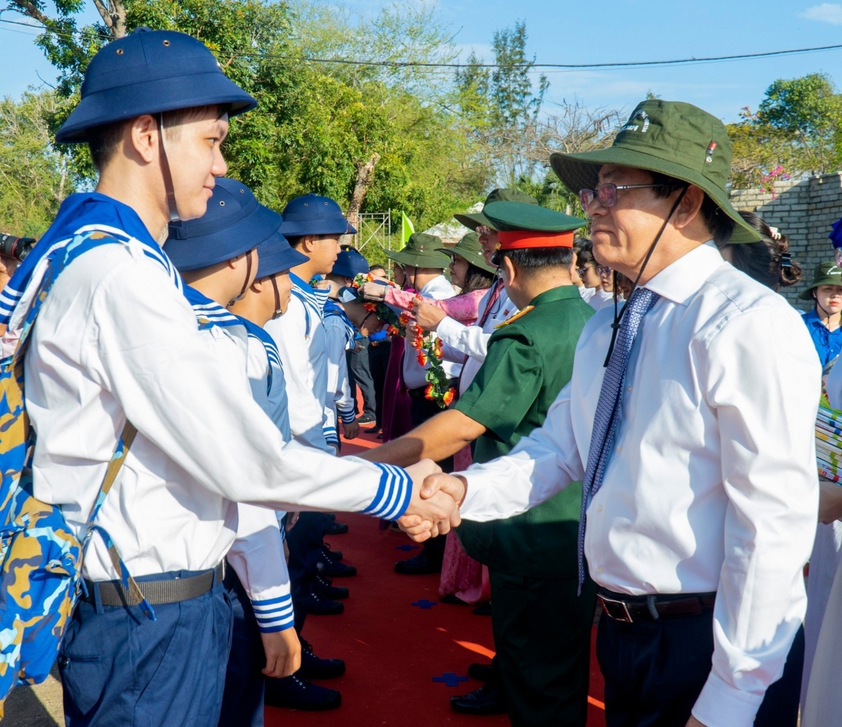 Hàng trăm thanh niên hăng hái lên đường tòng quân