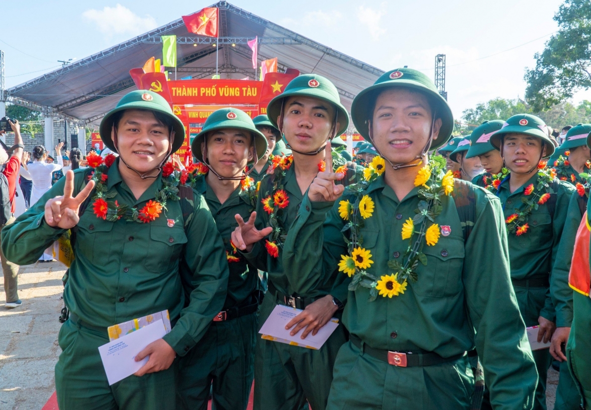 Hàng trăm thanh niên hăng hái lên đường tòng quân