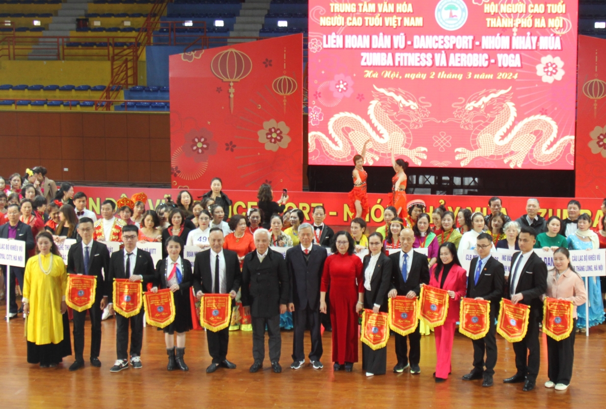 1 Ban tổ chức trao Cờ lưu niệm cho các đoàn tham gia chương trình