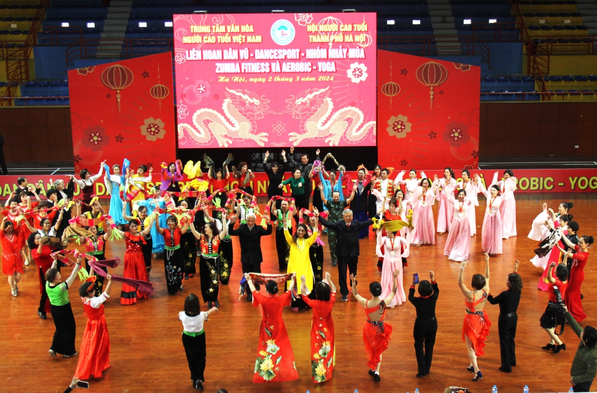 Các đại biểu cùng tham gia múa xòe khai mạc Liên hoan