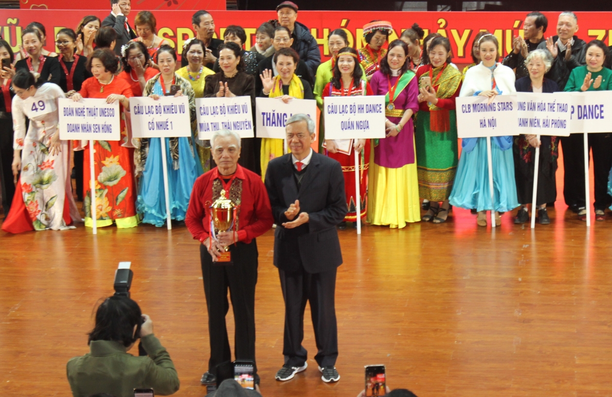 Phó Chủ tịch Phan Văn Hùng trao Cúp cho vũ công cao tuổi nhất tham gia chương trình
