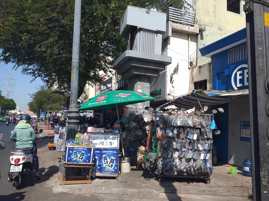 Một trạm biến áp trên Đường Hồng Bàng, Quận 11, bị một hộ dân kinh doanh buôn bán quây kín xung quanh