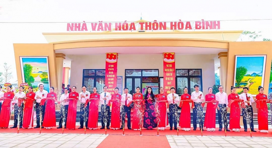 Bí thư Tỉnh ủy Hoàng Thị Thúy Lan và Chủ tịch UBND tỉnh Lê Duy Thành dự khánh thành Làng Văn hóa kiểu mẫu thôn Hòa Bình, xã Hải Lựu, huyện Sông Lô.