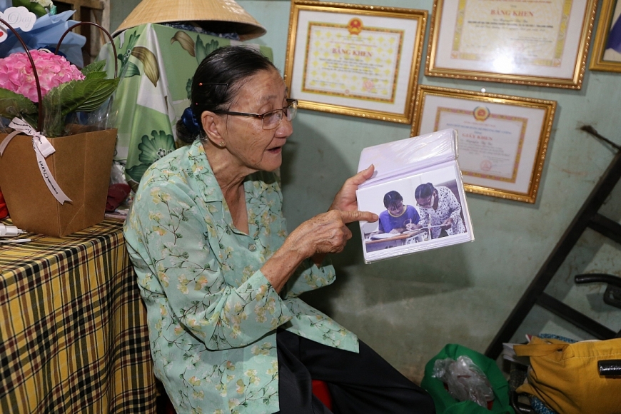 Bà giáo già sáng bán vé số, tối mang ánh sáng tri thức cho trẻ em nghèo