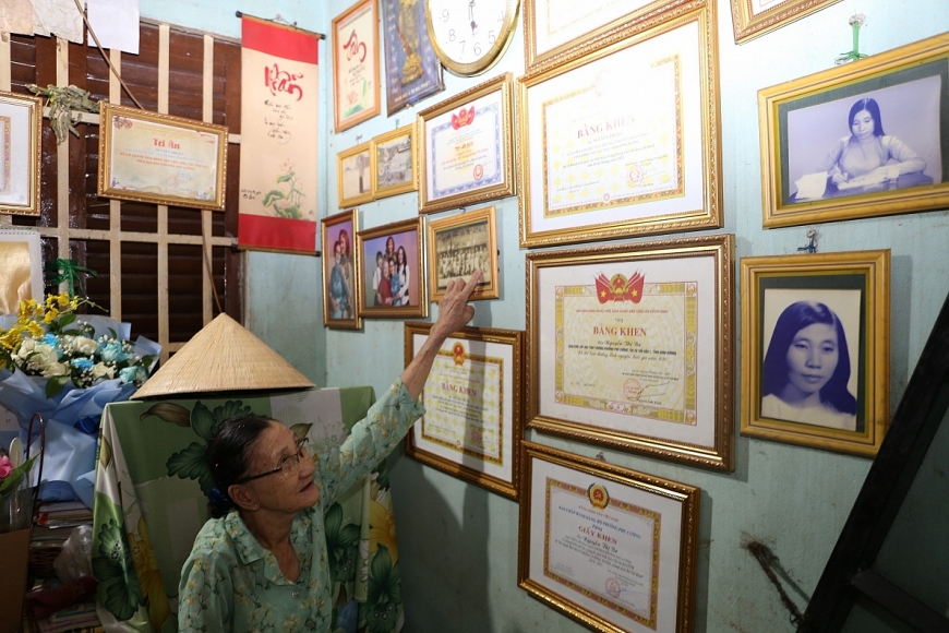 Bà giáo già sáng bán vé số, tối mang ánh sáng tri thức cho trẻ em nghèo