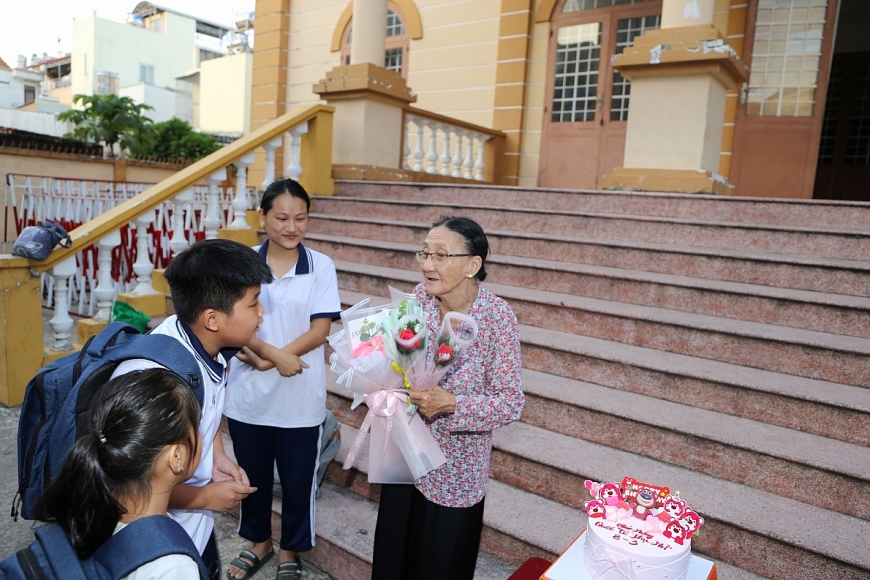 Bà giáo già sáng bán vé số, tối mang ánh sáng tri thức cho trẻ em nghèo