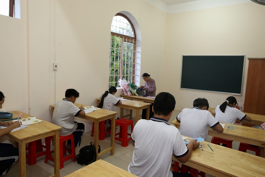 Bà giáo già sáng bán vé số, tối mang ánh sáng tri thức cho trẻ em nghèo