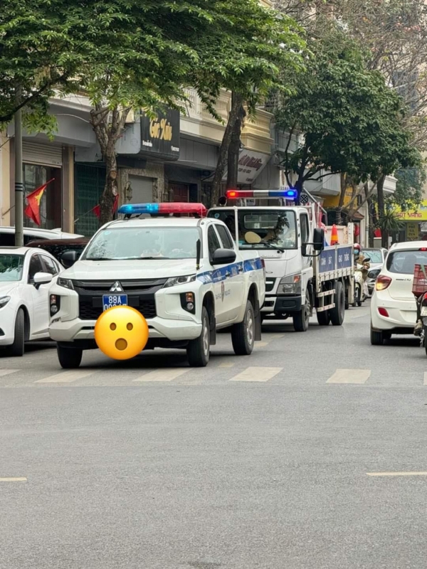 Cơ quan Công an huy động nhiều lực lượng, phương tiện để lập rào chắn phục vụ cho cơ quan điều tra tiến hành khám xét nhà 2 bị can ở tỉnh Vĩnh Phúc.