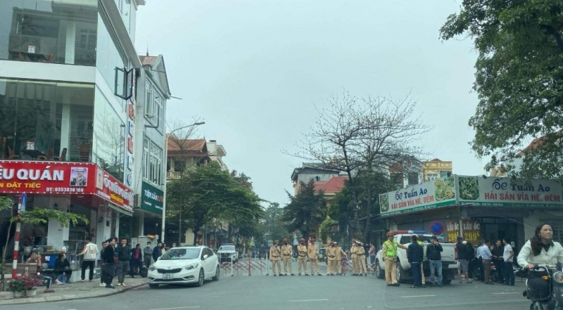 Cơ quan Công an lập rào chắn tại ngõ 1, phố Chiền, TP Vĩnh Yên, tỉnh Vĩnh Phúc, khu vực nhà bà Hoàng Thị Thúy Lan.